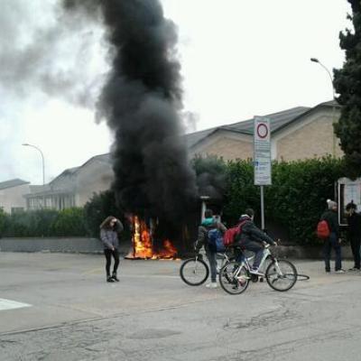 Bassanonet.it Centro Studi, in fiamme la fermata del bus