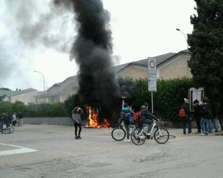 Bassanonet.it Centro Studi, in fiamme la fermata del bus