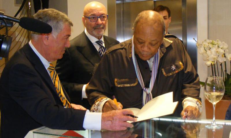 Bassanonet.it - Quincy Jones firma il libro degli ospiti
