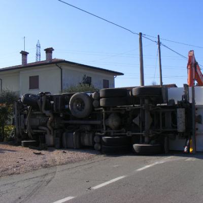 Bassanonet.it Si scontra con auto, camion “vola”