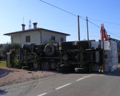 Bassanonet.it Si scontra con auto, camion “vola”