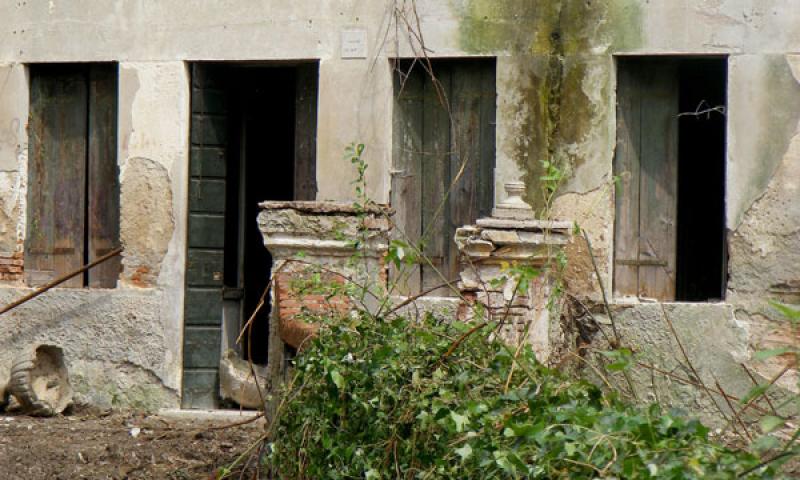 Bassanonet.it - Sopra la porta la tabella del livello del Brenta del 4 novembre 1966