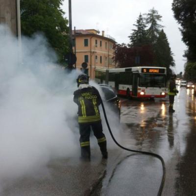 Bassanonet.it Auto si incendia in viale Parolini