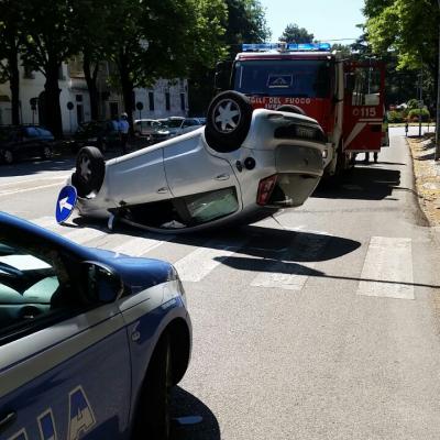Bassanonet.it Auto sbanda e si rovescia in viale delle Fosse, conducente ferito