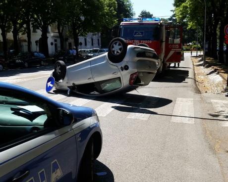 Bassanonet.it Auto sbanda e si rovescia in viale delle Fosse, conducente ferito