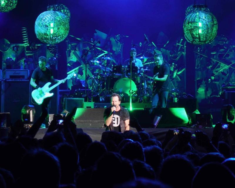 Bassanonet.it Eddie Vedder saluta Bassano