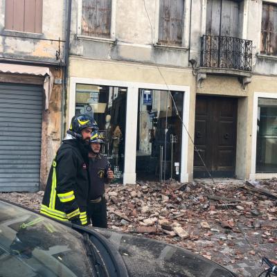 Bassanonet.it Crolla cornicione sui turisti. 4 feriti