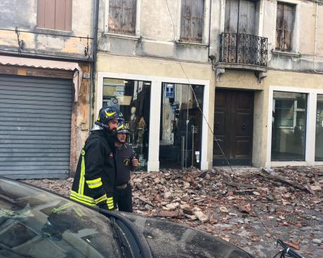 Bassanonet.it Crolla cornicione sui turisti. 4 feriti