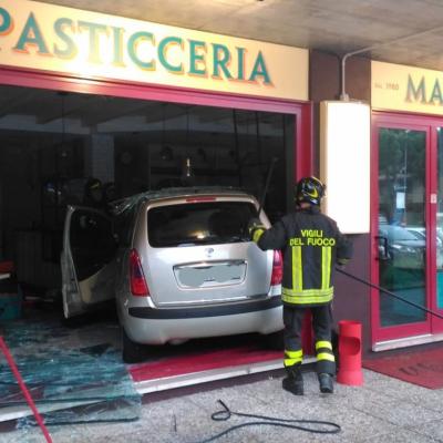 Bassanonet.it Auto in pasticceria