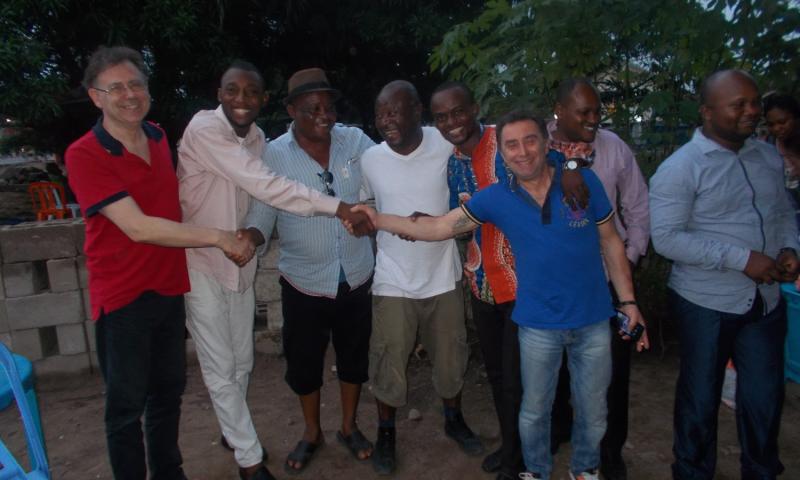 Bassanonet.it - Luciano Fabris, il primo a sinistra, con l'associazione Rahamin di Kinshasa, partner nella realizzazione del primo laboratorio odontotecnico nella capitale 