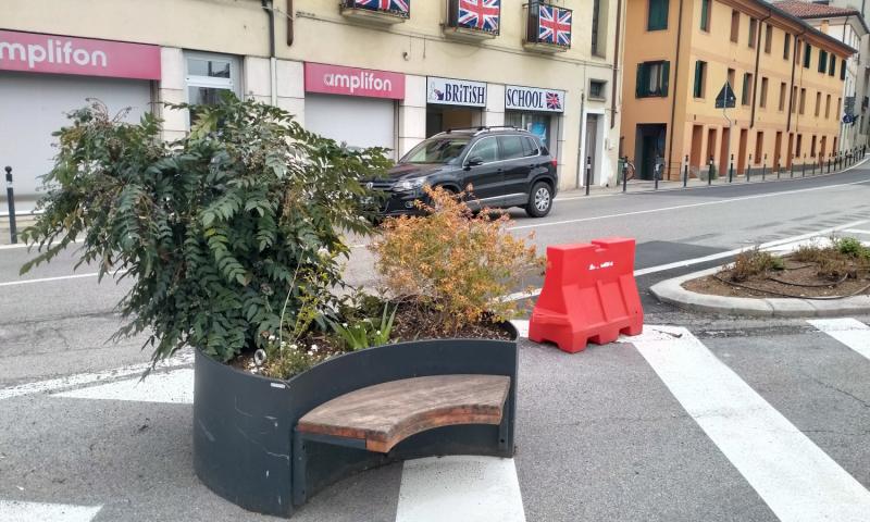 Bassanonet.it - Fioriera con panca, in mezzo alle strade