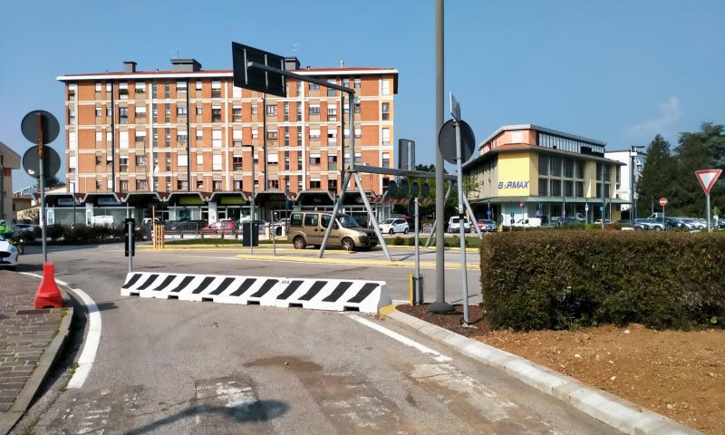 Bassanonet.it - Barriera al limite della corsia stradale del Tempio Ossario