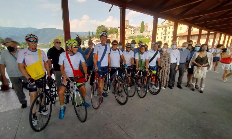 Bassanonet.it - Foto di gruppo coi ciclisti sul Ponte