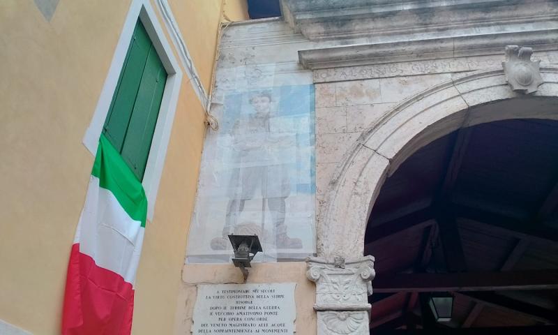 Bassanonet.it - L’affresco dell’Alpino, coperto in attesa del restauro, sulla Porta Grimani del Ponte (foto Alessandro Tich) 