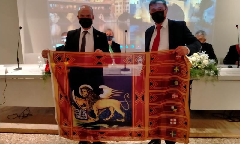 Bassanonet.it - Nicola Finco consegna al sindaco di Mostar la bandiera del Veneto
