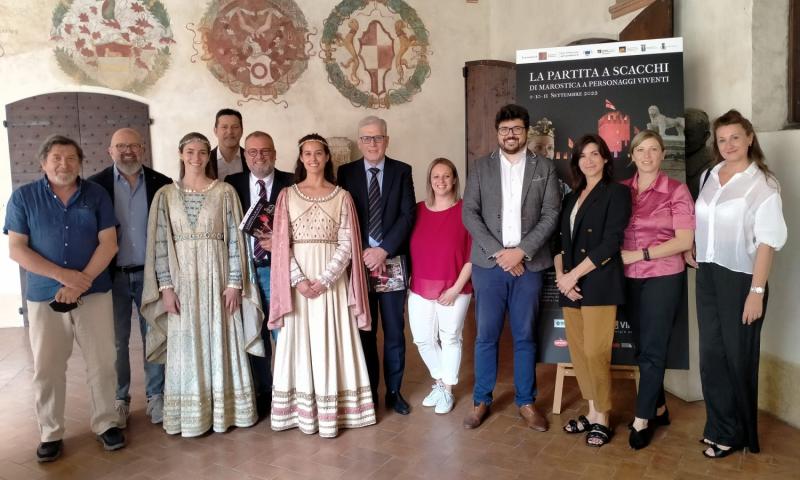 Bassanonet.it - Foto di gruppo con amministratori pubblici, organizzatori, regista, figuranti e sponsor