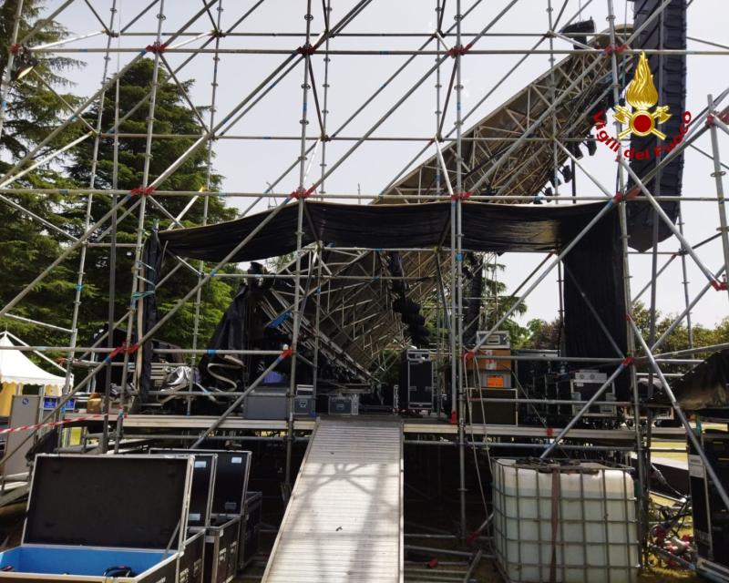 Bassanonet.it Crolla la tettoia del palco, concerto di Elisa annullato