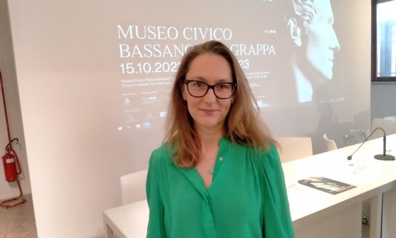 Bassanonet.it - Alice Whitehead in sala Chilesotti, sede della conferenza stampa di presentazione della mostra