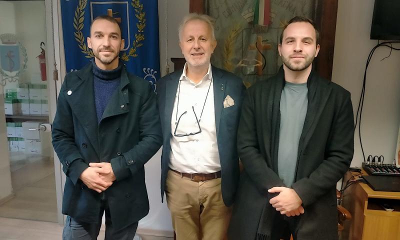 Bassanonet.it - L’artista e il regista assieme al sindaco di Solagna Stefano Bertoncello 