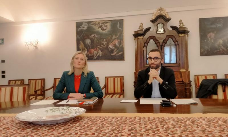 Bassanonet.it - Il sindaco Elena Pavan e l’assessore Marco Vidale in conferenza stampa (foto Alessandro Tich) 
