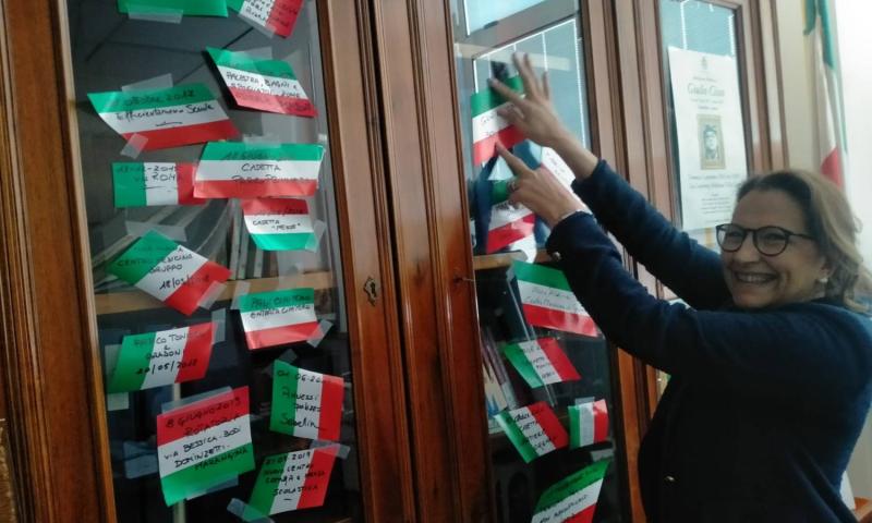 Bassanonet.it - Morena Martini, ancora sindaco, con i pezzi dei nastri tricolori delle sue inaugurazioni (foto Alessandro Tich)