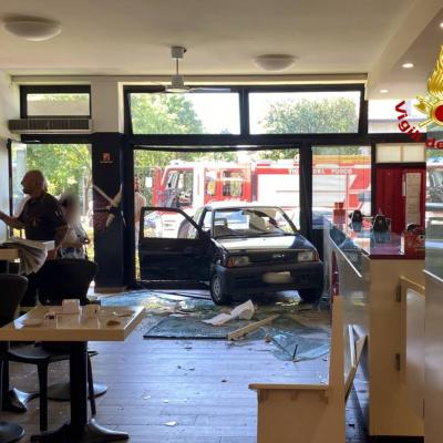 Bassanonet.it Si scontra con un’altra auto e poi sfonda la vetrina del bar