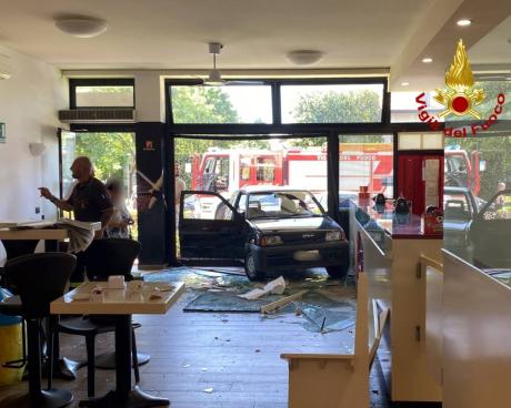 Bassanonet.it Si scontra con un’altra auto e poi sfonda la vetrina del bar