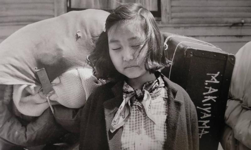 Bassanonet.it - La giovane evacuata Kimiko Kitagaki sorveglia i bagagli della famiglia. Oakland, California, 1942 