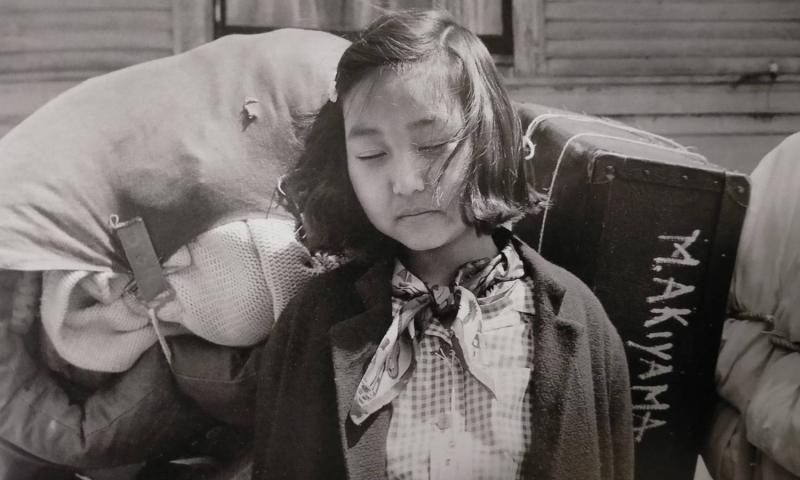 Bassanonet.it - La giovane evacuata Kimiko Kitagaki sorveglia i bagagli della famiglia. Oakland, California, 1942