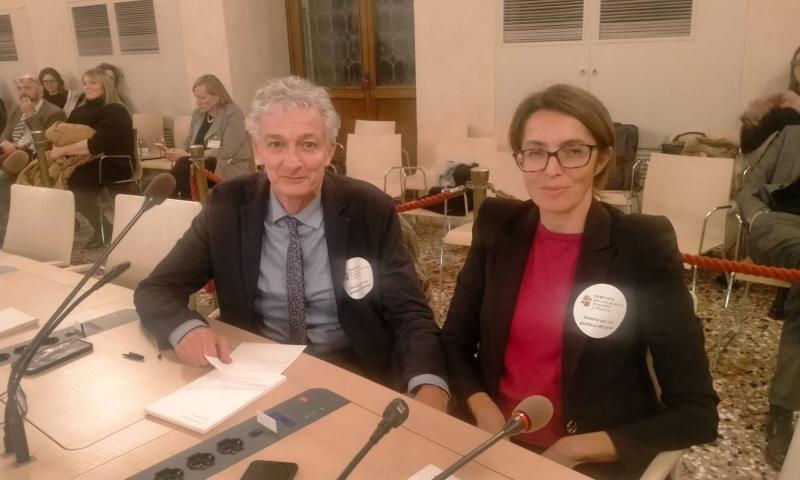 Bassanonet.it - I co-firmatari della mozione Valerio Sorrentino e Simona Siotto con l'adesivo del Comitato
