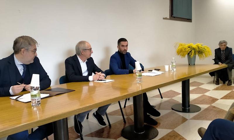 Bassanonet.it - Sandonà, Scotton e Viero in conferenza stampa. Sullo sfondo il ‘regista’ D’Agrò