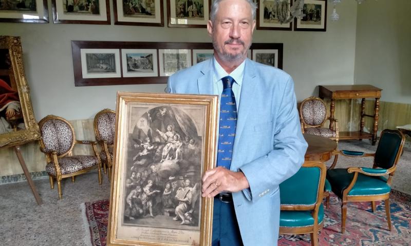 Bassanonet.it - Bernardo Finco con la stampa dedicata a Papa Rezzonico e stampata su seta bianca