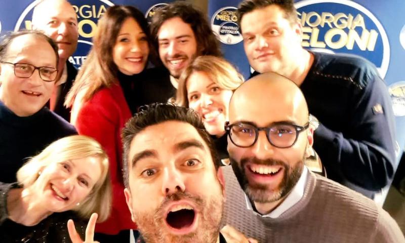 Bassanonet.it - Il selfie di gruppo 'bassanese' alla cena provinciale di Fratelli d'Italia, postato sui social