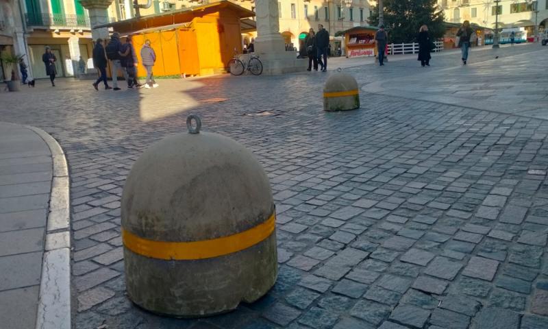 Bassanonet.it - “Panettoni” antiterrorismo in cemento alla confluenza di via Bellavitis con piazza Libertà