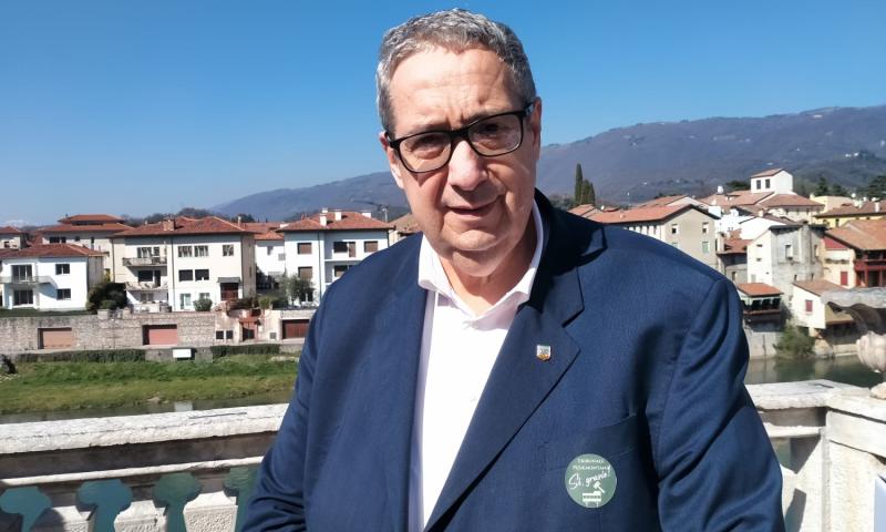Bassanonet.it - Roberto Astuni con l'adesivo a favore del Tribunale della Pedemontana sulla giacca