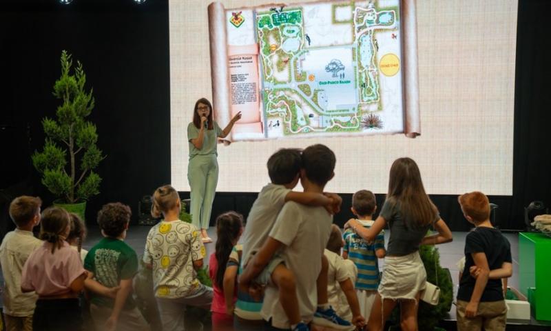 Bassanonet.it - Lorenza Menon spiega la mappa del tesoro ai figli dei dipendenti