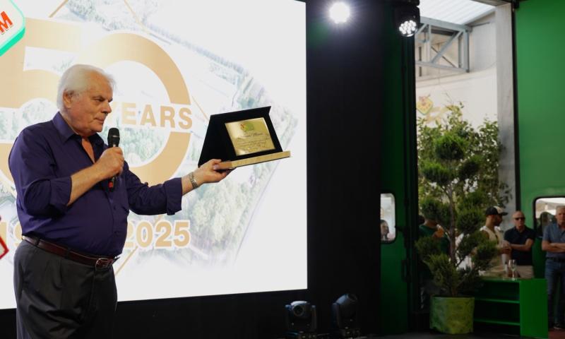 Bassanonet.it - La targa di riconoscimento consegnata a Giovanni Menon