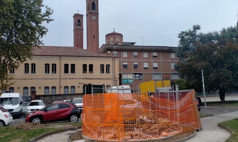 Bassanonet.it - L’area di cantiere dell’antenna in prospettiva coi due campanili del Tempio Ossario