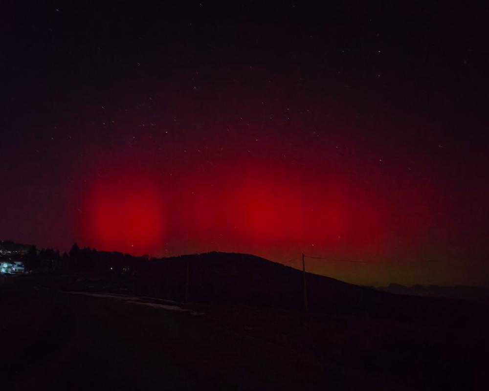 Bassanonet.it L'aurora boreale accende i cieli del Bassanese: spettacolo a Rubbio