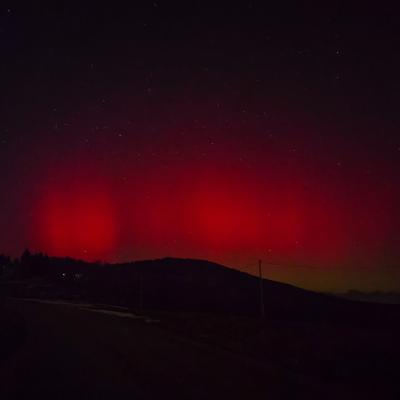 Bassanonet.it L'aurora boreale accende i cieli del Bassanese: spettacolo a Rubbio