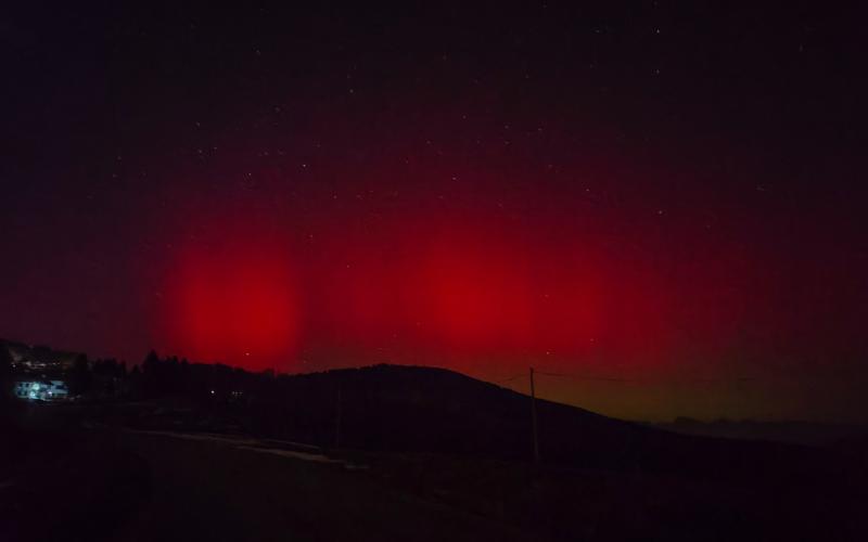 Bassanonet.it L'aurora boreale accende i cieli del Bassanese: spettacolo a Rubbio