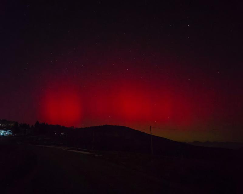 Bassanonet.it L'aurora boreale accende i cieli del Bassanese: spettacolo a Rubbio