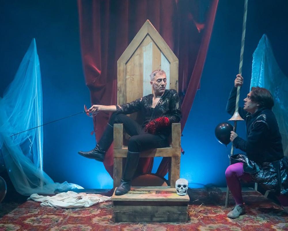 Bassanonet.it <em>Amleto²</em>: un principe-attore da amare