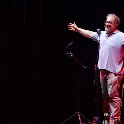 Bassanonet.it Andrea Pennacchi conquista Bassano: la narrazione tra satira, prosa e rock