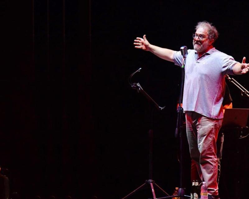 Bassanonet.it Andrea Pennacchi conquista Bassano: la narrazione tra satira, prosa e rock