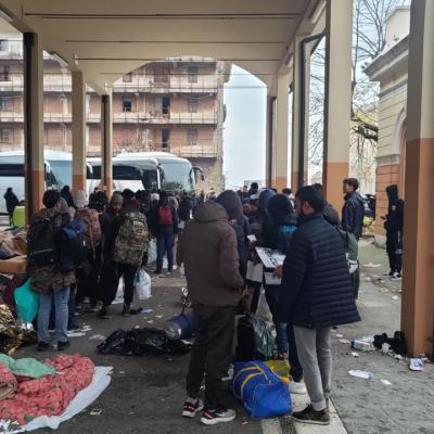 Bassanonet.it Alunni di Marostica distribuiscono cibo ai migranti: scoppia il caso politico dopo il video virale