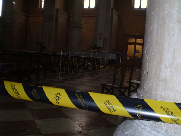 Transenne al Tempio Ossario: parte della Chiesa è off-limits.