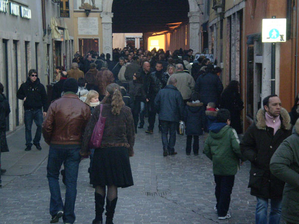Folla di visitatori questo pomeriggio al Ponte Vecchio