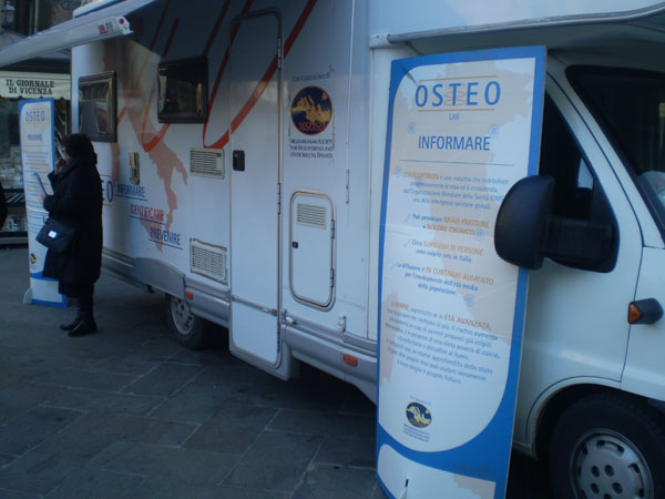 Il camper di "Osteolab" in Piazza Libertà