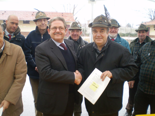 Il sindaco di Cassola Antonio Pasinato e il presidente Ana Montegrappa Carlo Bordignon